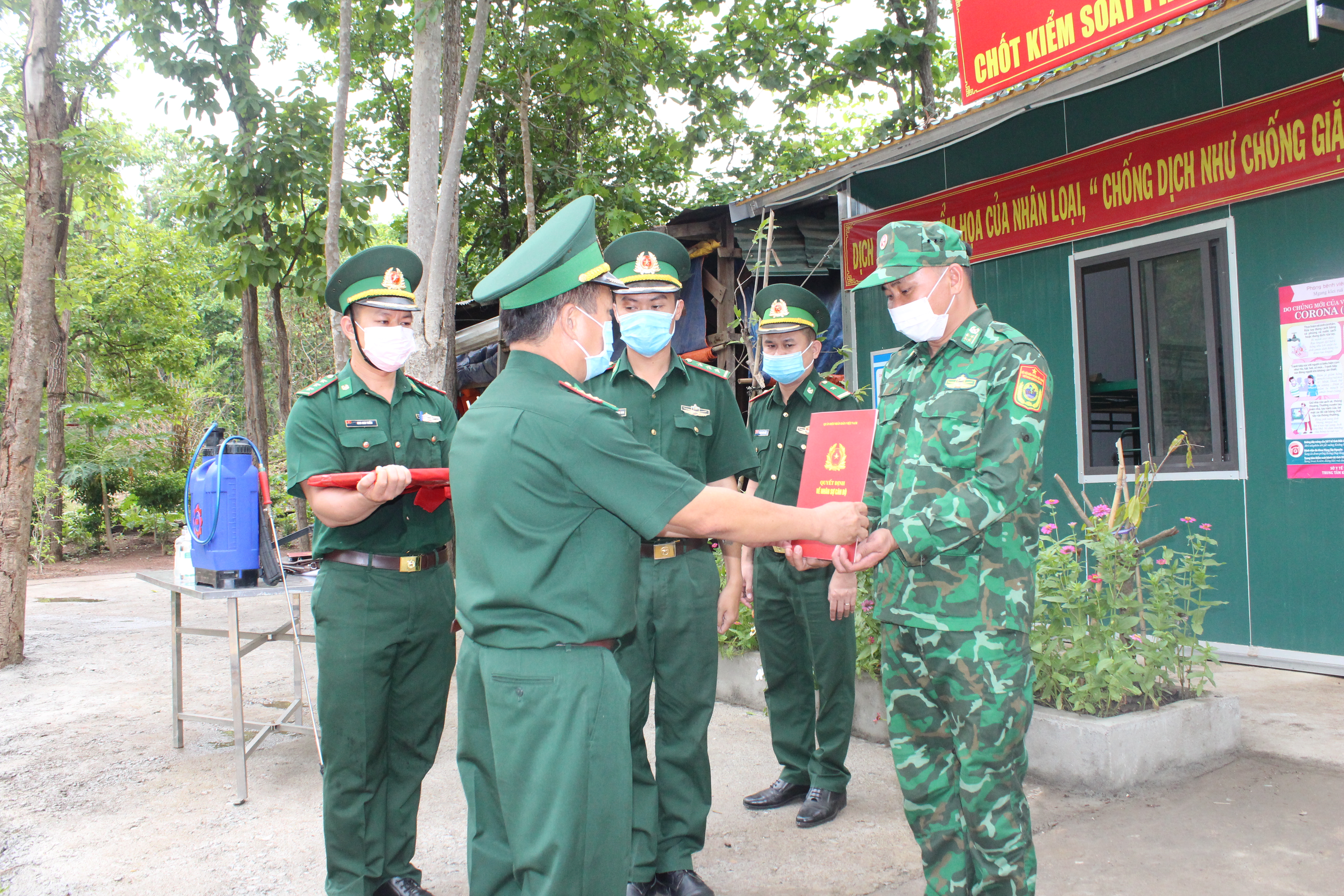 Kiểm tra và động viên lực lượng phòng, chống dịch trên biên giới Đắk Lắk